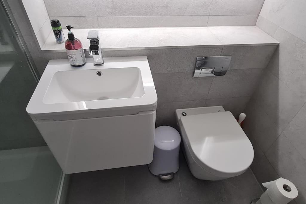 Appartamento Large 4 Bed Edimburgo Esterno foto